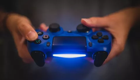  PlayStation 4 Pro je s druge strane malen i kompaktan, te savršeno stane u dnevni boravak pored televizora