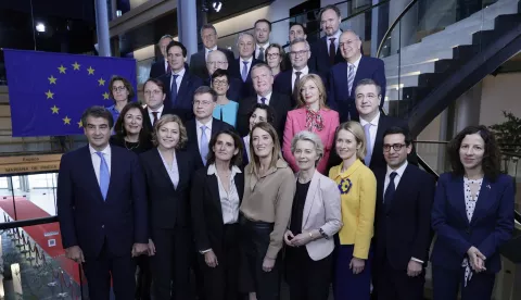 NOVA EUROPSKA KOMISIJAepa11743421 European Commission President Ursula von der Leyen (first row 5-L) and European Parliament President Roberta Metsola (first row 4-L) pose with the new elected Commissioners for a family photo at the European Parliament in Strasbourg, France, 27 November 2024. The EU Parliament's session runs from 25 till 28 November 2024. EPA/RONALD WITTEK