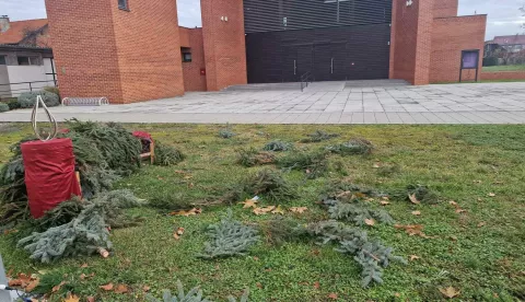 Vandali uništili adventski vijenac ispred Župe Kraljice mučenika u Vukovaru. Događaj su osudili i Hrvatski suverenisti.