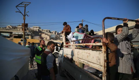 epa11745633 Internally displaced people arrive at a shelter in the town of Al-Bardaqli near the city of Sarmada, north of Idlib, Syria, 28 November 2024, amid ongoing armed conflicts between the Syrian army and opposition forces near Aleppo city. According to the Syrian Response Coordinators Team, there have been 126 recorded attacks by Syrian regime forces on opposition-controlled areas in the past 36 hours. Additionally, Russian and Syrian warplanes launched 85 airstrikes. These attacks have resulted in the displacement of thousands of people, many of whom are seeking refuge in temporary shelters in the Bardaqli, Salqin, and Harem districts. EPA/BILAL AL MAHMOUD