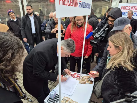 Čakovec, 29.11.2024. - Aktualni hrvatski predsjednik Zoran Milanović krenuo je u borbu za novi petogodišnji mandat na čelu države, a potpise za kandidaturu počeo je prikupljati u petak u Čakovcu iz kojeg je poručio da je uvjeren da će broj onih koji podržavaju ono što radi biti pretežit i da će pobijediti na izborima. Na fotografiji Zoran Milanović. Imena se ne vide zbog GDPR-a. foto HINA/ Siniša KALAJDŽIJA/ ml