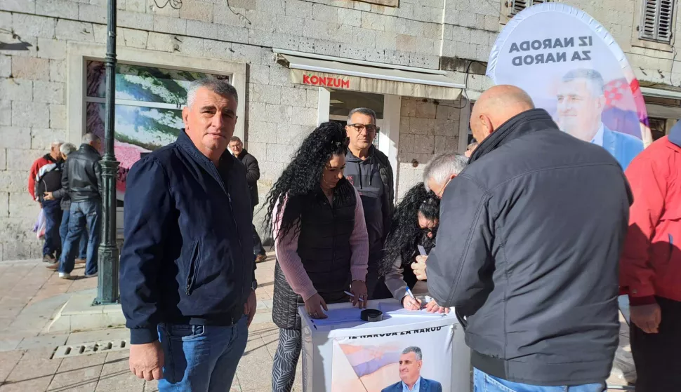 Sinj, 29.11.2024. - Kandidat Mosta Miro Bulj započeo s prikupljanjem potpisa za kandidaturu na predsjedničkim izborima. Na fotografiji Miro Bulj. foto HINA/ Žaklina JURIĆ/ tm