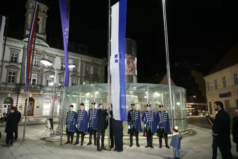 Podizanje gradskog stijeda na Trgu Ante Starčevića, 1. 12. 2024.Snimio: Bruno Jobst