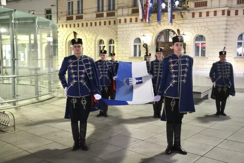 Podizanje gradskog stijeda na Trgu Ante Starčevića, 1. 12. 2024.Snimio: Bruno Jobst