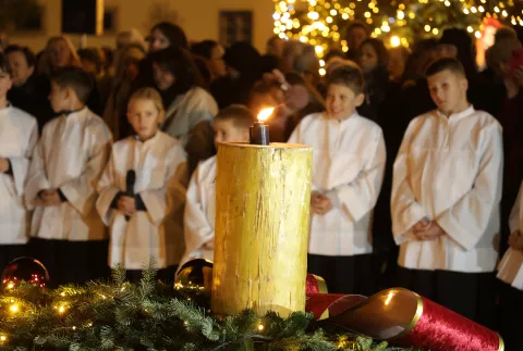 Osijek, 01. 12. 2024., Konkatedrala, prva adventska svijeća, paljenje prve adventske svijećeSNIMIO BRUNO JOBST