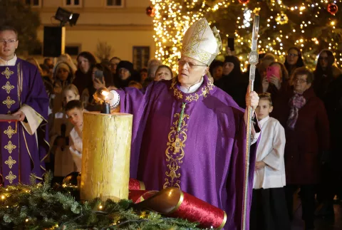 Osijek, 01. 12. 2024., Konkatedrala, prva adventska svijeća, paljenje prve adventske svijeće, Đuro Hranić - Đakovačko-osječki nadbiskupSNIMIO BRUNO JOBST