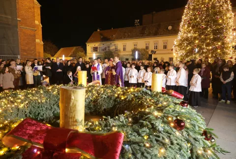 Osijek, 01. 12. 2024., Konkatedrala, prva adventska svijeća, paljenje prve adventske svijećeSNIMIO BRUNO JOBST