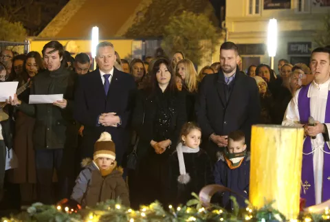 Osijek, 01. 12. 2024., Konkatedrala, prva adventska svijeća, paljenje prve adventske svijeće, Tihomir Florijančić; Nataša Tramišak; Ivan RadićSNIMIO BRUNO JOBST