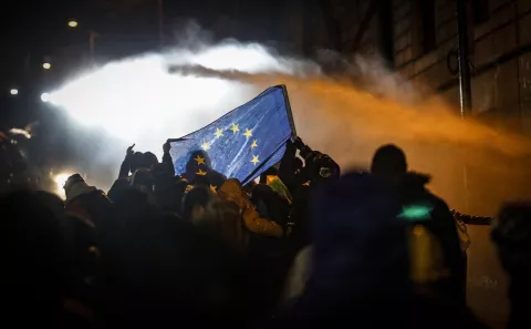 epa11752359 Police use water cannons to disperse Georgian opposition supporters protesting in front of the Parliament building in Tbilisi, Georgia, 01 December 2024. Thousands of pro-EU activists demonstrated in the Georgian capital of Tbilisi to protest against the country's ruling party decision to suspend accession talks with the European Union (EU) until the end of 2028. EPA/DAVID MDZINARISHVILI