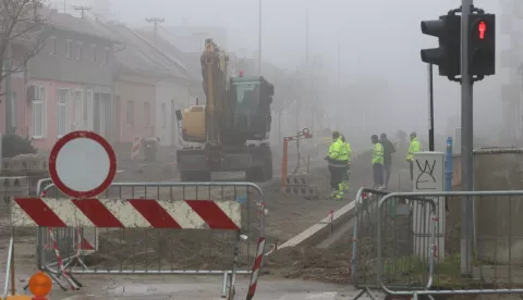 Osijke, 28. 11. 2024, Gunduličeva ulica na potezu od Dubrovačke do Rokove, radovi su se malo odužili, tradicionalno porpucanje rokova...snimio GOJKO MITIĆ