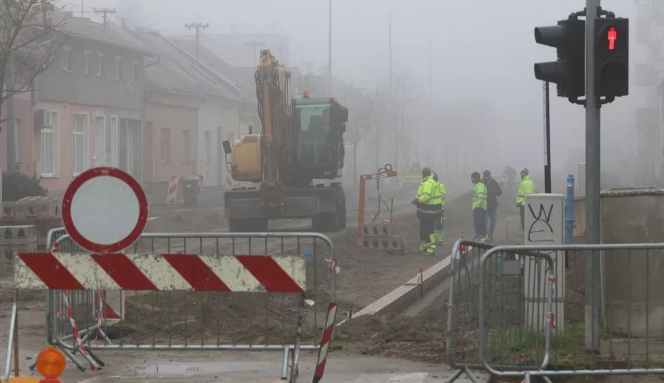 Osijke, 28. 11. 2024, Gunduličeva ulica na potezu od Dubrovačke do Rokove, radovi su se malo odužili, tradicionalno porpucanje rokova...snimio GOJKO MITIĆ