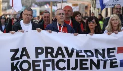 Zagreb, 02.03.2024 - Školski sindikat Preporod održao je prosvjed pod nazivom "Mijenjajte koeficijente". Prosvjednici su sa Europskog trga prošetali Trgom Bana Jelačića. Na slici Željko Stipić.foto HINA/ Damir SENČAR/ ds