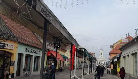 ĐAKOVOKorzo bez ijedne ugostiteljske terase, samo skupljene tende, u susjednoj Gupčevoj stolovi i stolice na jednoj terasi, pokoja je tek ostavljena i preko zime u Jelačićevoj, inače ugostiteljskoj oazi... - slika je prve zime otkako je na području grada Đakova, odlukom Gradskog vijeća s početka godine, ugostiteljima omogućeno da terase imaju tijekom cijele godine. Zimski period za to nastupio je u petak, 15. studenoga, a ljetni period počinje 15. ožujka.korzo, zima, terasa, terase, kafići21. studeni 2024.