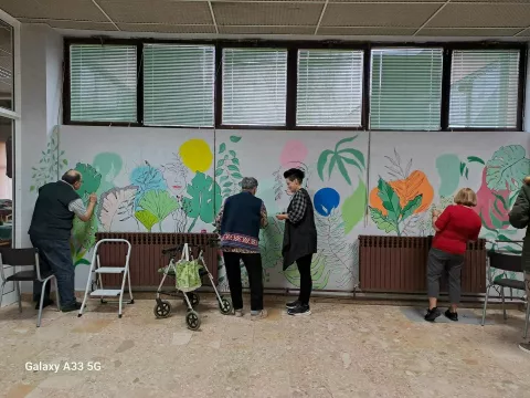 VINKOVCIKulturni centar Vinkovci organizirao je četiri radionice u kojima su stanovnici vinkovačkog Doma za starije i nemoćne osobe otkrili svoje talente za slikarstvo i naučili slikati, pa su sami ukrasili crtežima zid u holu Doma.2024.