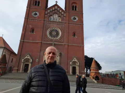 ĐAKOVO - Među paziteljima je svih tih pet godina i umirovljeni branitelj, Đakovčanin Božo Šimić (66). I ostali pazitelji uglavnom su stariji, a početno je toj volonterskoj zadaći 2019., kaže Šimić, pristupilo njih 24.PROSINAC 2024.