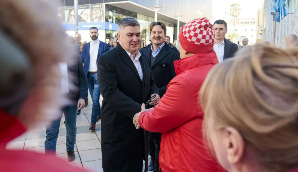 Split, 02.12.2024. - Predsjednik Republike Zoran Milanović prikupljao je potpise birača za podršku kandidaturi za predsjednika.foto HINA/ Miroslav LELAS/ lm