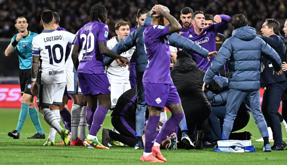 epa11752149 Players and staff block sight onto Fiorentina's Edoardo Bove getting medical attention during the Italian Serie A soccer match between ACF Fiorentina and Inter Milan, in Florence, Italy, 01 December 2024. The match was abandoned after Fiorentina's Edoardo Bove suffered a serious injury 16 minutes into the game. EPA/CLAUDIO GIOVANNINI