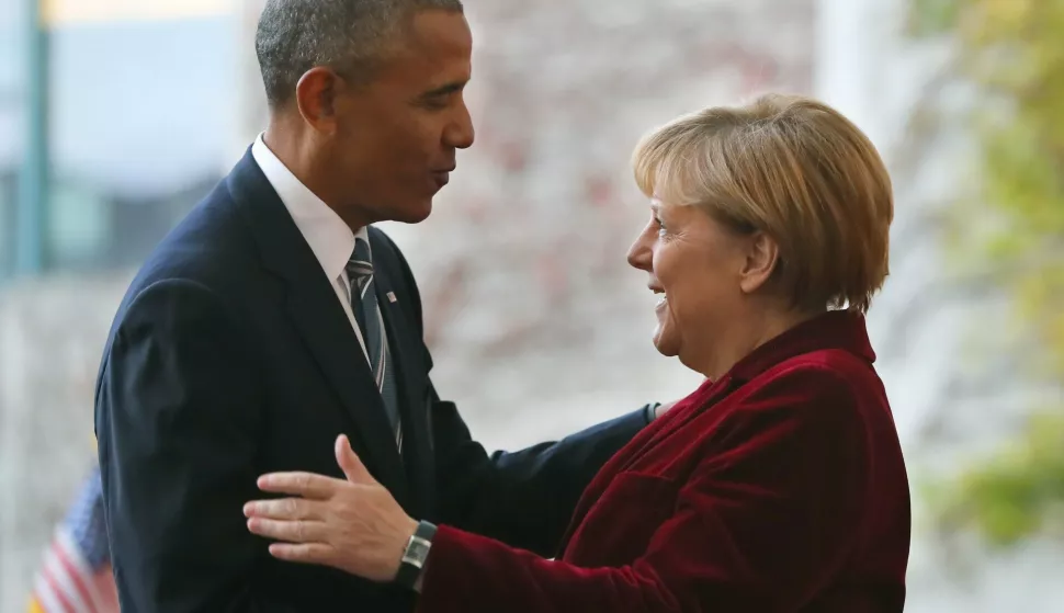 epa05634980 US President Barack Obama (L) is officially greeted by German Chancellor Angela Merkel (R), outside the Federal Chancellery in Berlin, Germany, 17 November 2016. Obama is on a three-day visit to the German captial. EPA/KAY NIETFELD