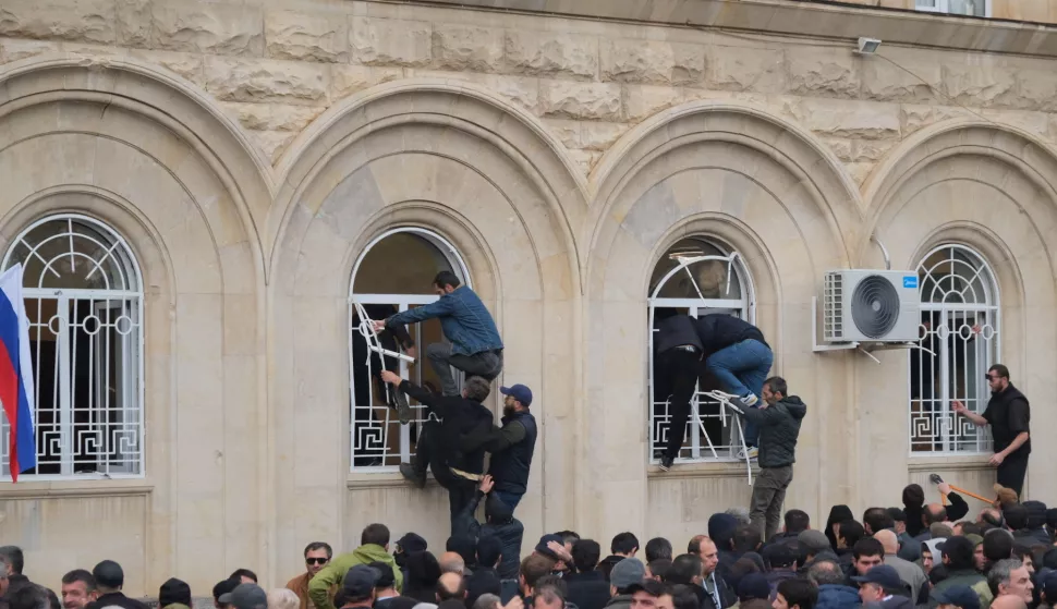 epa11723418 People storm the parliament building in Sukhumi, capital of the self-proclaimed Republic of Abkhazia, 15 November 2024. The opposition that seized the government building complex demand the resignation of the current President of the country Aslan Bzhania. The Parliament of Abkhazia had previously planned a meeting on the ratification of the agreement with Russia concerning the implementation of investment projects by Russian companies in the republic, which the opposition claim will harm Abkhazia. Abkhazia is a breakaway territory which was part of Georgia until 2008, and it is currently recognized by a minority of world countries, including Russia. EPA/STRINGER