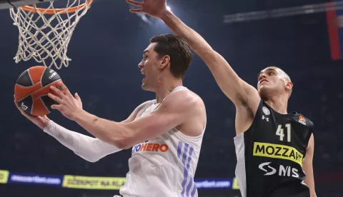 epa10604968 Real Madrid's Mario Hezonja (L) in action against Partizan's Yam Madar (R) during the Euroleague basketball match between Partizan Belgrade and Real Madrid in Belgrade, Serbia, 02 May 2023. EPA/ANDREJ CUKIC