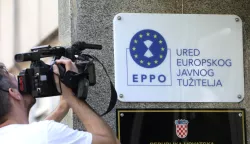 Zagreb, 02.05.2024. - Ured europskog javnog tu?itelja (EPPO) izvijestio je da su u sklopu istrage korupcije na zagreba?kom Geodetskom fakultetu uhi?eni biv?i pomo?nik ministrice kulture i sada glavni konzervator Davor Trupkovi?, biv?i dekan Geodetskog fakulteta Almin ?apo i profesor tog fakulteta Bo?ko Pribi?evi?. Na fotografiji plo?a s natpisom Ured europskog javnog tu?itelja EPPO. foto HINA/ Lana SLIVAR DOMINI?/ lsd