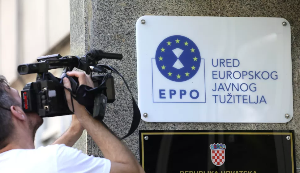 Zagreb, 02.05.2024. - Ured europskog javnog tu?itelja (EPPO) izvijestio je da su u sklopu istrage korupcije na zagreba?kom Geodetskom fakultetu uhi?eni biv?i pomo?nik ministrice kulture i sada glavni konzervator Davor Trupkovi?, biv?i dekan Geodetskog fakulteta Almin ?apo i profesor tog fakulteta Bo?ko Pribi?evi?. Na fotografiji plo?a s natpisom Ured europskog javnog tu?itelja EPPO. foto HINA/ Lana SLIVAR DOMINI?/ lsd