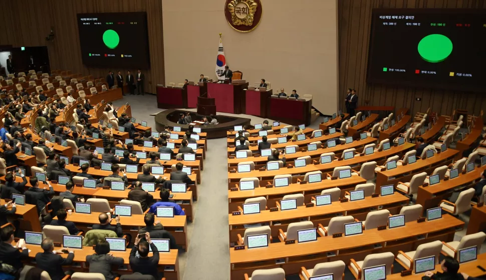 epa11754894 Ruling and opposition lawmakers unanimously vote in favor of a resolution urging the president to withdraw martial law during an emergency plenary session of National Assembly in Seoul, South Korea, early 04 December 2024. President Yoon Suk Yeol had declared martial law on 03 December night, citing the need to root out pro-North Korean forces and uphold the constitutional order. EPA/YONHAP SOUTH KOREA OUT