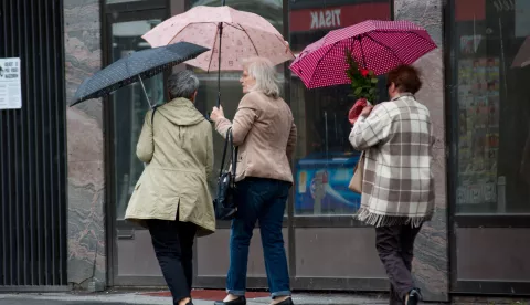 OSIJEK- 20.05.2020., Centar grada, ni kiša i promjenjivo vrijeme nije omelo Osječane u šetnji gradom, slobodnjak.Foto: Andrea Ilakovac