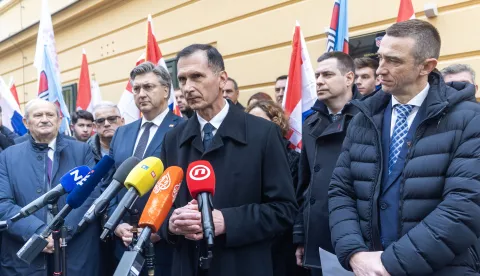 Zagreb, 4.12.2024 - Kandidat HDZ-a za predsjednika Republike Hrvatske Dragan Primorac je zajedno s najvišim dužnosnicima HDZ-a i predstavnicima stranaka koje ga podupiru, predao prikupljene potpise potpore za kandidaturu Državnom izbornom povjerenstvu. Na slici Andrej Plenković, Dragan Primorac i Ivan Penava.Foto Hina/ Dario GRZELJ/ dag