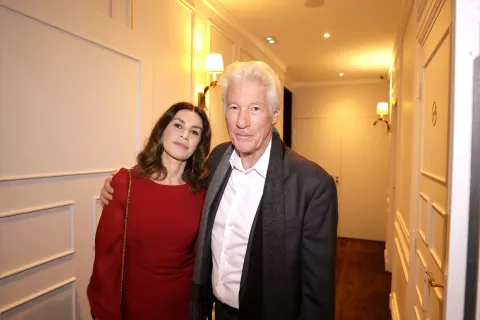 Exclusif - Valérie Kaprisky et Richard Gere au dîner de Noël de l'association "Soleil d'enfance" au restaurant Fouquet's Paris le 2 décembre 2024. V.Kaprisky dînait dans un restaurant avec R.Gere; elle lui a proposé de venir à la soirée de Noël de l'association au Fouquet's. © Cédric Perrin/Bestimage Exclusive - No web en Suisse/Belgique Christmas dinner for the 'Soleil d'enfance' association at the Fouquet's Paris restaurant on 2 December 2024. Photo: CEDRIC PERRIN/BESTIMAGE/BESTIMAGE