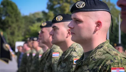 Zagreb, 29.8.2024.- U vojarni "1. gardijske brigade Tigrovi - Croatia" u Zagrebu u ?etvrtak je odr?ana sve?ano obilje?avanje Dana roda Vojne policije, Dana Pukovnije vojne policije i 33. obljetnice ustrojavanja Vojne policije te su uru?ena odlikovanja, pohvale i nagrade pripadnicima Pukovnije. Osim odlikovanja, na sve?anosti je odr?ana i pokazna vje?ba osiguranja ?ti?ene osobe, koja je prikazala koordiniranu akciju vi?e specijaliziranih jedinica. foto HINA/ MORH/ F. Klen/ ua