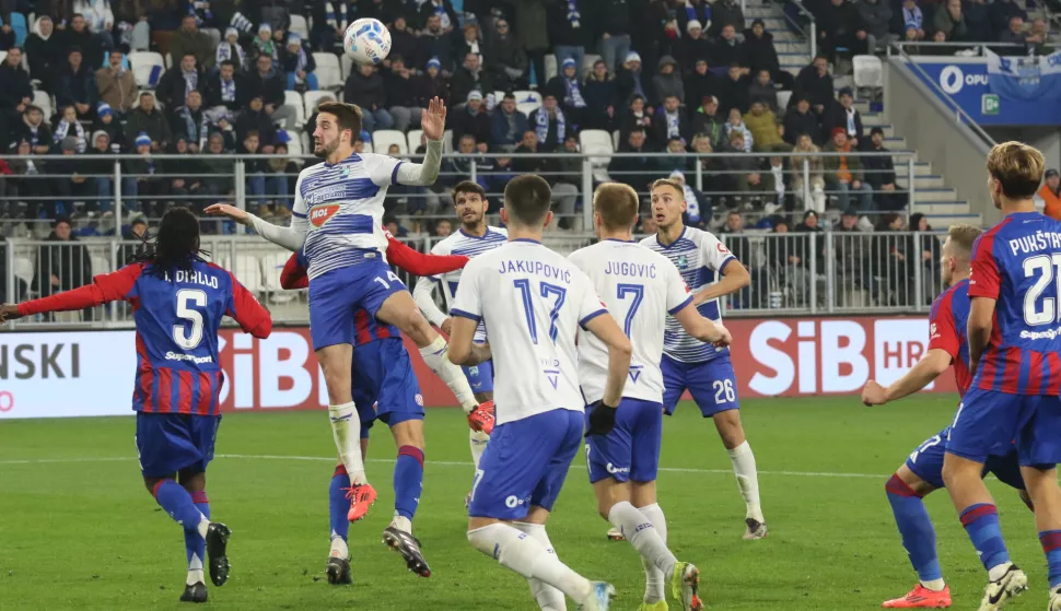 Osijek, 24. 11. 2024, Opus Arena, nogmoet, SupeSport HNL, Osijek - Hajduk.Marko Soldo (14), Arnel Jakupović (17) Vedran Jugović (7) Luka Jelinić (26).snimio GOJKO MITIĆ