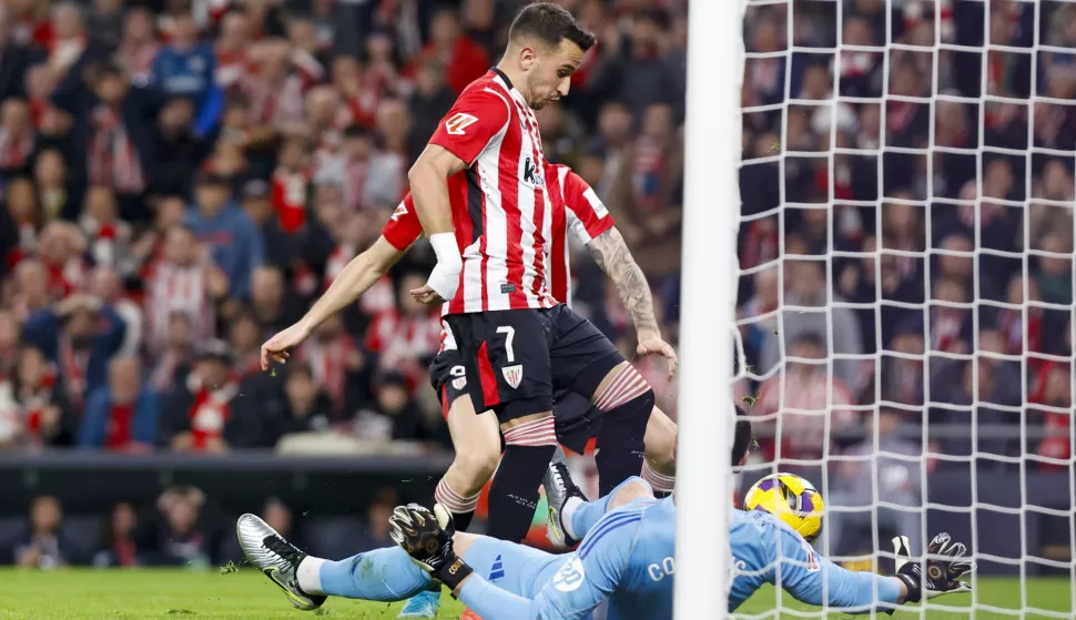 epa11757618 Athletic's Alex Berenguer (C) scores the 1-0 goal during the Spanish LaLiga soccer match between Athletic Club and Real Madrid, in Bilbao, Spain, 04 December 2024. EPA/Miguel Tona