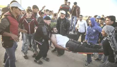 dpatop - Palestinians carry a fellow protester on a stretcher after being injured during clashes with Israeli troops along the borders between Israel and Gaza, in eastern Gaza City, Gaza Strip, 01 April 2018. Palestinians marched to the border for the third day in a row to call for the right of hundreds of thousands of Palestinian refugees to return to their homes after they were expelled or fled their homes during the 1948 war that marked Israel's creation. Photo: Wissam Nassar/dpa /DPA/PIXSELL------2 STUPCA COLORNOVOSTI