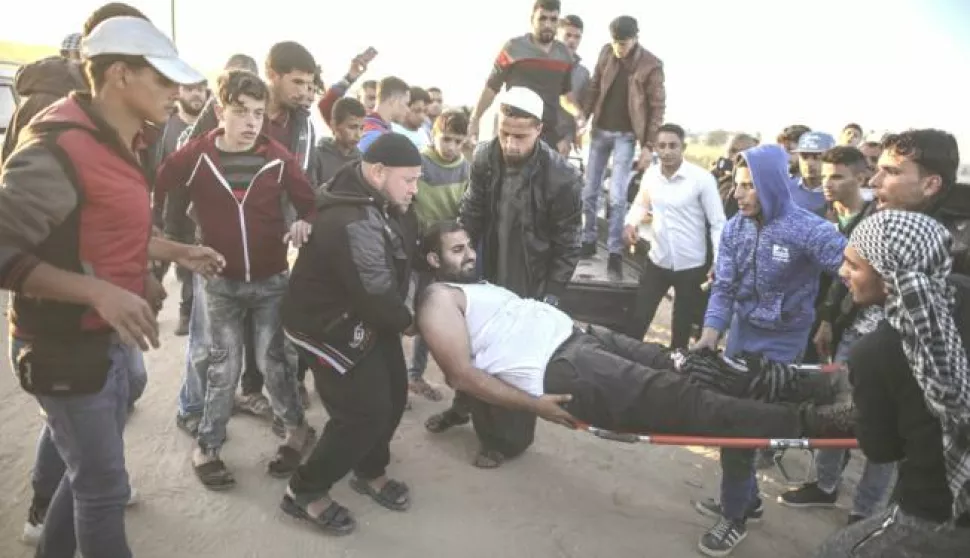 dpatop - Palestinians carry a fellow protester on a stretcher after being injured during clashes with Israeli troops along the borders between Israel and Gaza, in eastern Gaza City, Gaza Strip, 01 April 2018. Palestinians marched to the border for the third day in a row to call for the right of hundreds of thousands of Palestinian refugees to return to their homes after they were expelled or fled their homes during the 1948 war that marked Israel's creation. Photo: Wissam Nassar/dpa /DPA/PIXSELL------2 STUPCA COLORNOVOSTI