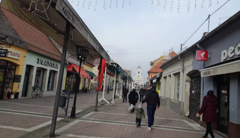 ĐAKOVOKorzo bez ijedne ugostiteljske terase, samo skupljene tende, u susjednoj Gupčevoj stolovi i stolice na jednoj terasi, pokoja je tek ostavljena i preko zime u Jelačićevoj, inače ugostiteljskoj oazi... - slika je prve zime otkako je na području grada Đakova, odlukom Gradskog vijeća s početka godine, ugostiteljima omogućeno da terase imaju tijekom cijele godine. Zimski period za to nastupio je u petak, 15. studenoga, a ljetni period počinje 15. ožujka.korzo, zima, terasa, terase, kafići21. studeni 2024.