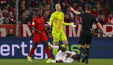 epa11755359 Goalkeeper Manuel Neuer (C) of Munich receives a red during the German DFB Cup round of sixteen soccer match between Bayern Munich and Bayer Leverkusen in Munich, Germany, 03 December 2024. EPA/ANNA SZILAGYI CONDITIONS - ATTENTION: The DFB regulations prohibit any use of photographs as image sequences and/or quasi-video.