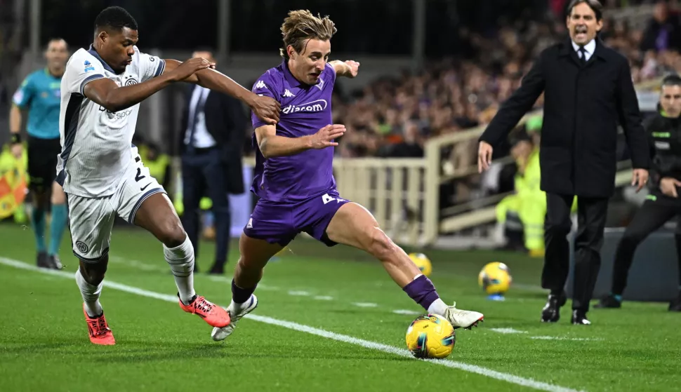 epa11752137 Fiorentina's Edoardo Bove in action during the Italian Serie A soccer match between ACF Fiorentina and Inter Milan, in Florence, Italy, 01 December 2024. The match was abandoned after Fiorentina's Edoardo Bove suffered a serious injury 16 minutes into the game. EPA/CLAUDIO GIOVANNINI