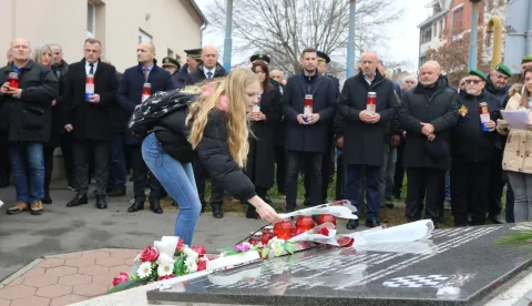 Osijek, 05. 12. 2024, Hebrangova i Rokova, spomenik. Dan obrane grada Osijeka. Komemoracija, paljenje svijeća na spomen obilježju za žrtve s Rosinjače. Učenici škole Davor Milas za svakog piginulog branitelja položili su ružu i zapalili svjeću... snimio GOJKO MITIĆ