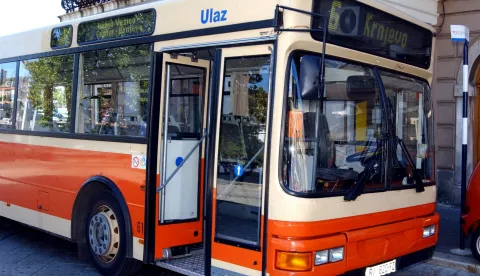 RIJEKA,04.09.2003.-SVIJETLECI DISPLEJI NAPRIJD I PO BOKU AUTOTROLEJEVIH AUTOBUSA.SNIMIO LIVIO CERNJUL.