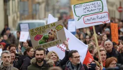 Zagreb, 09.02.2024. - Prosvjedni skup Sindikata znanosti i visokog obrazovanja i Preporoda na Markovu trgu za, kako su naveli, pravedne koeficijente i društveni položaj znanosti i obrazovanja. Prosvjednici su se okupiti na Europskom trgu, odakle su krenuli u povorci preko Trga bana Jelačića - Radićevom - Zakmardijevim stubama - Strossmayerovim šetalištem - Dvercem i Ćirilometodskom ulicom do Markova trga. Na slici prosvjednici na Markovom trgu.foto HINA/ Damir SENČAR/ ds