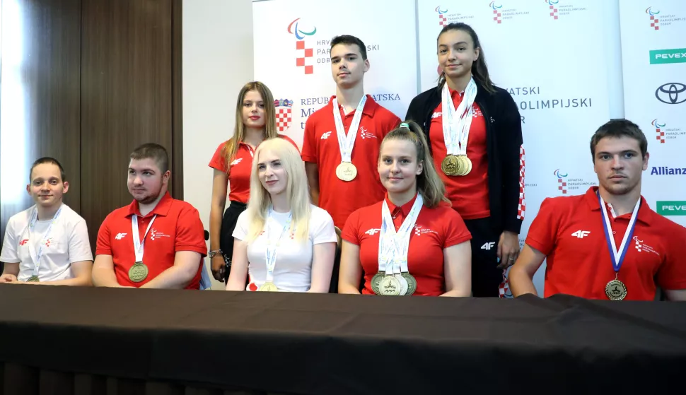 Zagreb, 05.07.2022. - Konferencija za medije povodom povratka hrvatske reprezentacije mladih parasportaa sa estih Europskih igara mladih (EYPG). Na fotografiji Nino Baa, Pavao Ruić, Miriam Salopek, Jelena Breković, Borna Zohil, Marija Badrov, Ema Mečić, Massimo Iveta. foto HINA/ Lana SLIVAR DOMINIĆ/ lsd