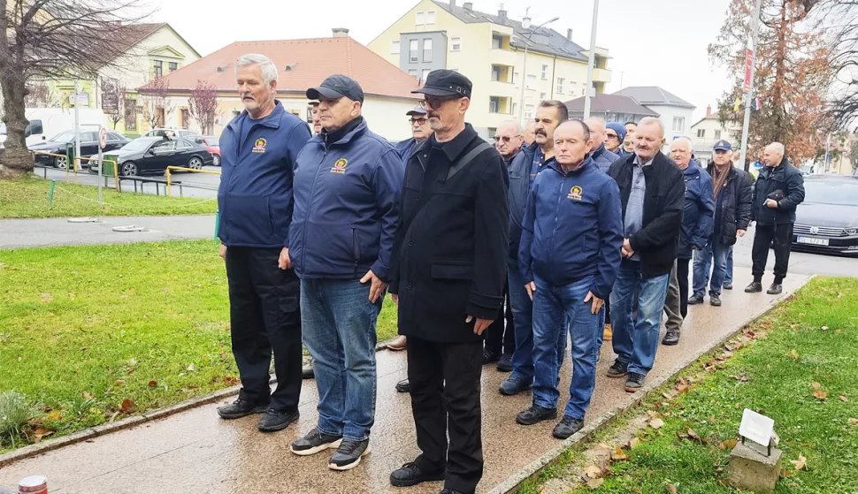 SLATINA, Kod spomenika poginulim hrvatskim braniteljima u Slatini, 07.12.2024., snimio Petar Žarković