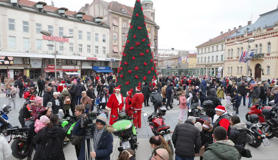 Osijek, 07. 112. 2024., Trg A. Starčevića, motomrazovi, motomrazovi 2024, defile, druženje s djecomSNIMIO BRUNO JOBST