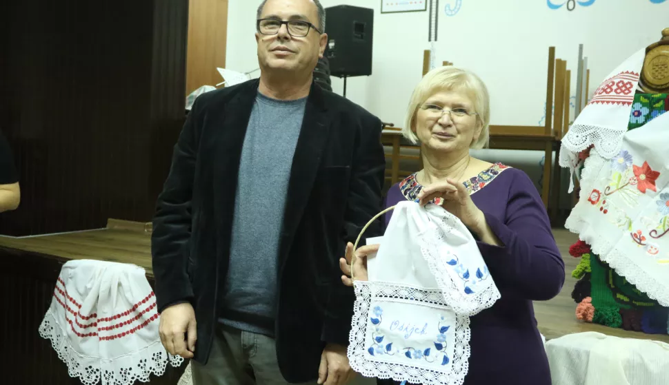 Osijek, 06. 12. 2024, Svačićeva 36. &Scaron;okačka grana, Izložba S ruke na ruku. Izbor za najljep&scaron;i suvenir.snimio GOJKO MITIĆ
