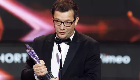 epa11763284 Nebojsa Slijepcevic, Croatian director of 'The Man Who Could Not Remain Silent', winner in the European Short Film Prix Vimeo category holds his trophy during the gala at the 37th European Film Awards at the Culture and Convention Center KKL in Lucerne, Switzerland, 07 December 2024. EPA/MICHAEL BUHOLZER