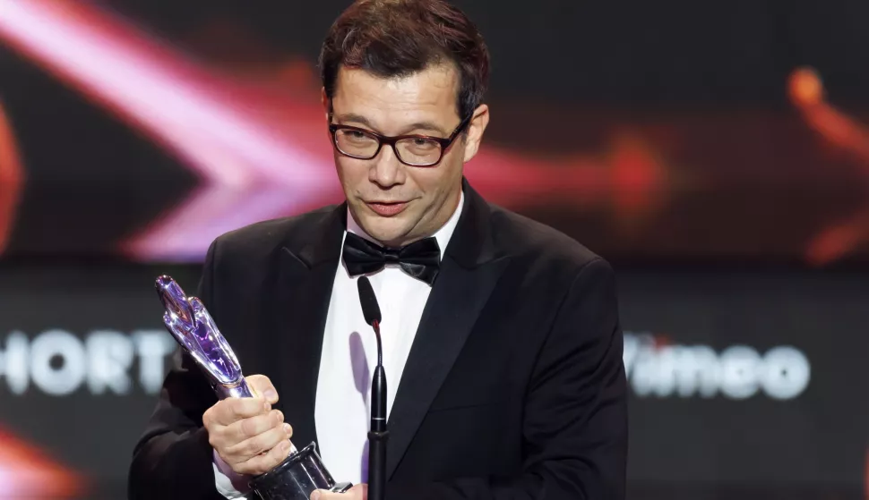 epa11763284 Nebojsa Slijepcevic, Croatian director of 'The Man Who Could Not Remain Silent', winner in the European Short Film Prix Vimeo category holds his trophy during the gala at the 37th European Film Awards at the Culture and Convention Center KKL in Lucerne, Switzerland, 07 December 2024. EPA/MICHAEL BUHOLZER