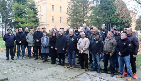 Osijek, 08. 12. 2024, Spomen obilježje u Kampusu. Udruga vojne policije položila vijence. Mato Lukić., Nataša Tramišak, Tihomir Florijančić....snimio GOJKO MITIĆ