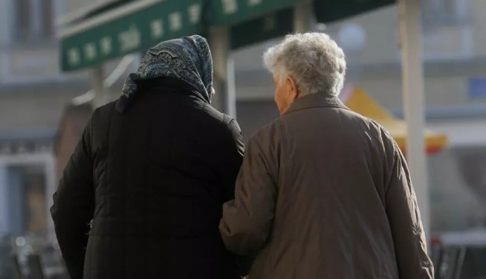 14.01.2014., Koprivnica - Umirovljenici su iskoristili lijepo vrijeme za odlazak na trznicu, u trgovinu, setnju ili neobavezna druzenja. Photo: Marijan Susenj/PIXSELL