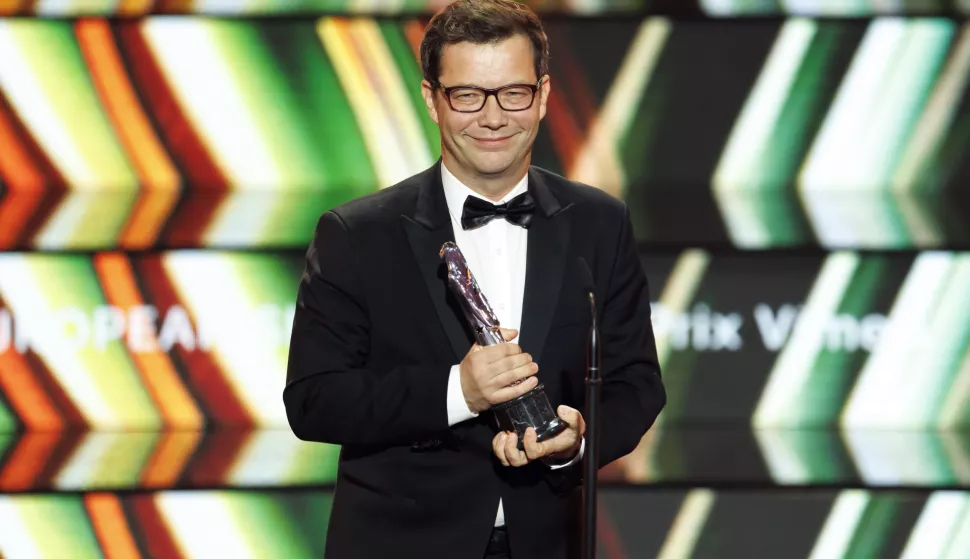 epa11763283 Nebojsa Slijepcevic, Croatian director of 'The Man Who Could Not Remain Silent', winner in the European Short Film Prix Vimeo category holds his trophy during the gala at the 37th European Film Awards at the Culture and Convention Center KKL in Lucerne, Switzerland, 07 December 2024. EPA/MICHAEL BUHOLZER